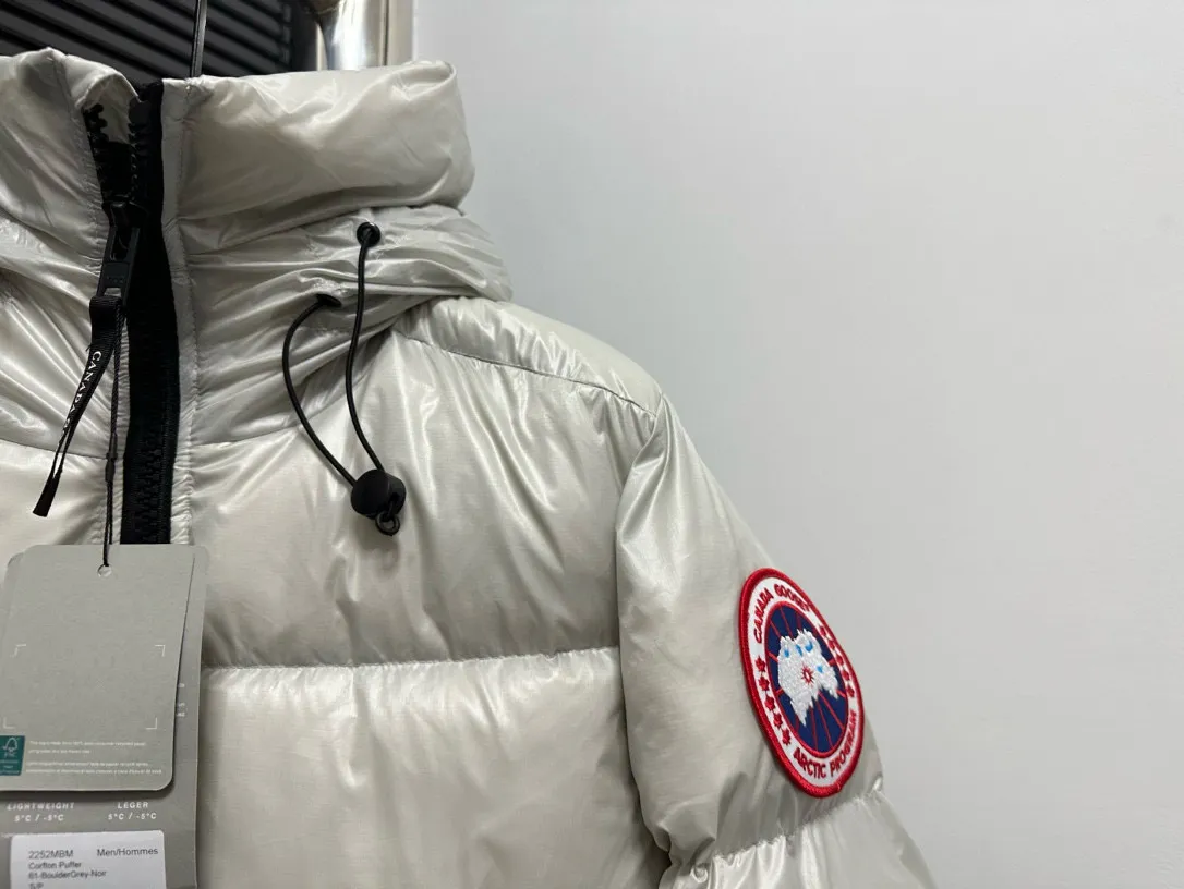P780 [𝘾𝘼𝙉𝘼𝘿𝘼 𝙂𝙊𝙊𝙎𝙀] Canada Goose's limited new Crofton puff down jacket, top version, ceiling level Crofton soft loaf, 2024 latest style, cold protection effect up to level 4, using recycled Feather-Light tear-resistant fabric, ultra-light, no weight on the upper body at all! The unique black label highlights your temperament‼ ️ Canada Goose, a Canadian brand, has always been recognized as the warmest down jacket. Various Instagram celebrities, Internet celebrities, and celebrities often wear it for street photos. I make Canada Goose every year, but I still can't get rid of my love for it. No matter how cold the days are, there is no need to be afraid, because there is! Filled with 90% white duck down, it is the legendary warmest down jacket and is known as a must-have for Arctic outdoor sports! The most popular down jacket in the world, celebrities are rushing to buy it, it is a must-have!  Size: S~XXL